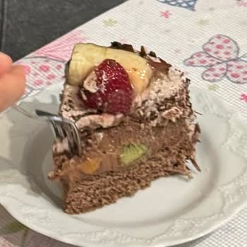 Liva Pastanesi (livashop.com) Doğum Günü Pastasında Beklenmedik Sürpriz