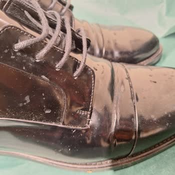 Divarese 2 Giymede Yırtılma Seviyesine Gelen Ayakkabı