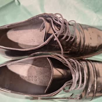 Divarese 2 Giymede Yırtılma Seviyesine Gelen Ayakkabı