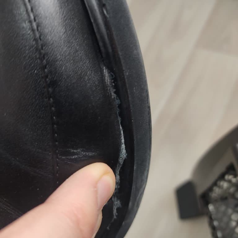 Gondol Ayakkabı Az Kullanıma Rağmen Yırtıldı