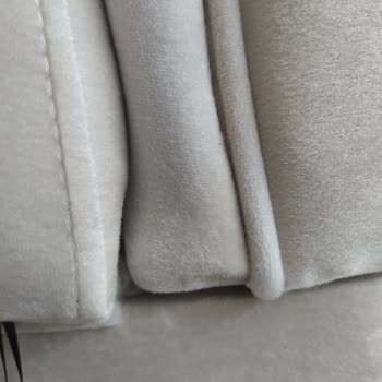 Ergül Mobilya verursacht Mängel in Nähten und Polsterdetails des Dreisitzer-Sofas