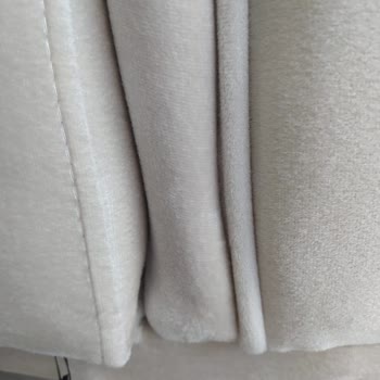 Ergül Mobilya verursacht Mängel in Nähten und Polsterdetails des Dreisitzer-Sofas