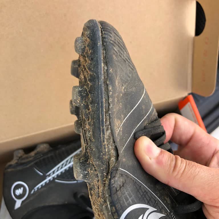 Nike Probleme mit vorzeitigem Verschleiß und Garantieabwicklung bei Fußballschuhen