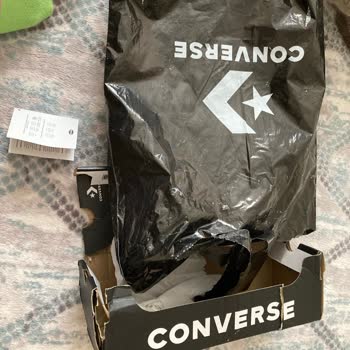 Kötü Paketleme Ve Leke Problemiyle Gelen Converse Ayakkabı