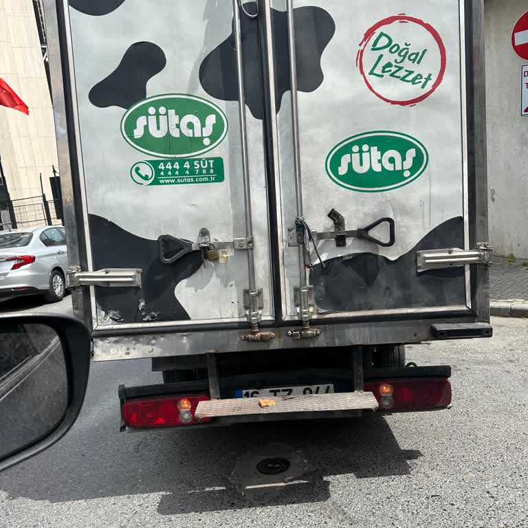 Sütaş Kamyonetin Geçişi Engellemesi