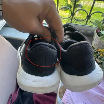 Üretim Hatalı Çıkan Adidas Marka Ayakkabı