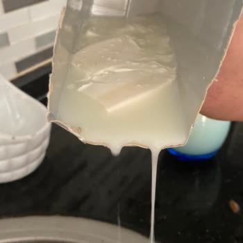 Sek Süt Aldığım Sütler Kapalı Olmasına Rağmen Bozuk
