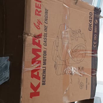 Aras Kargo Kutusundan Çıkmış Bir Köşeye Atılmış Kargo