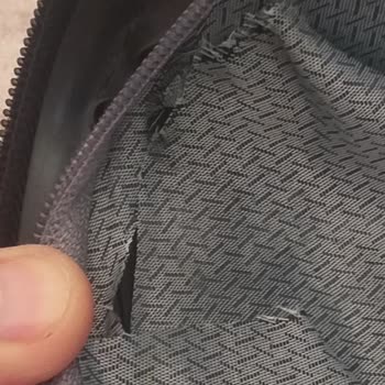 MÇS Çanta Mçs Valiz V305 Valizin Kumaşını Aletle Parçalamış