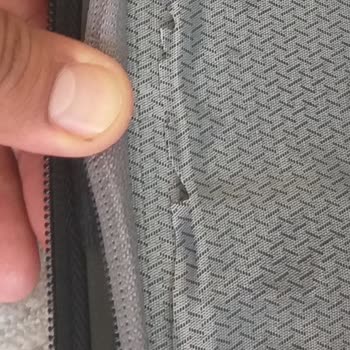 MÇS Çanta Mçs Valiz V305 Valizin Kumaşını Aletle Parçalamış