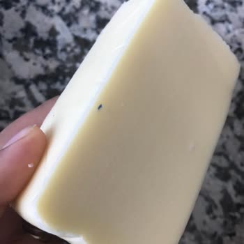 Özgüllü Süt Ürünleri Kaşar Peynirinin İçinde Mavi, Sert Plastik Gibi Bir Cisim Çıktı!