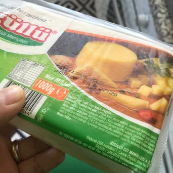 Özgüllü Süt Ürünleri Kaşar Peynirinin İçinde Mavi, Sert Plastik Gibi Bir Cisim Çıktı!