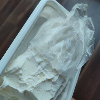 Doğal Yeşil Fırın Pasta (Adana) Dondurma İçinden Çıkan Plastik Parçası