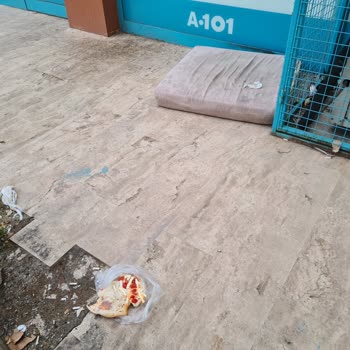 A101 Market Önü Çöplük Gibi