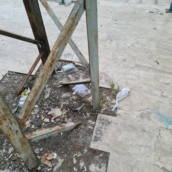 A101 Market Önü Çöplük Gibi