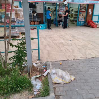 A101 Market Önü Çöplük Gibi