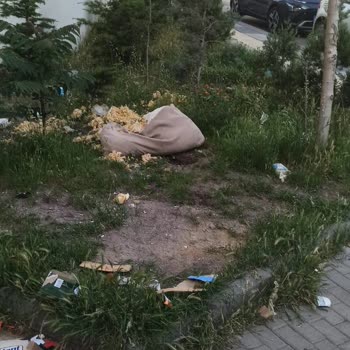 A101 Market Önü Çöplük Gibi