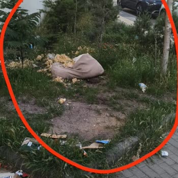 A101 Market Önü Çöplük Gibi