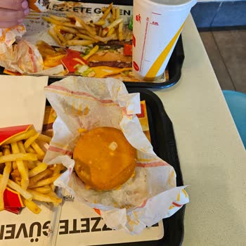 McDonald's Markasi Ürün 700 TL'ye Çocuk Menusu Yedik