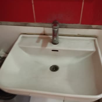 Bakımsız Pis Aytemiz P***** Tuvaletleri