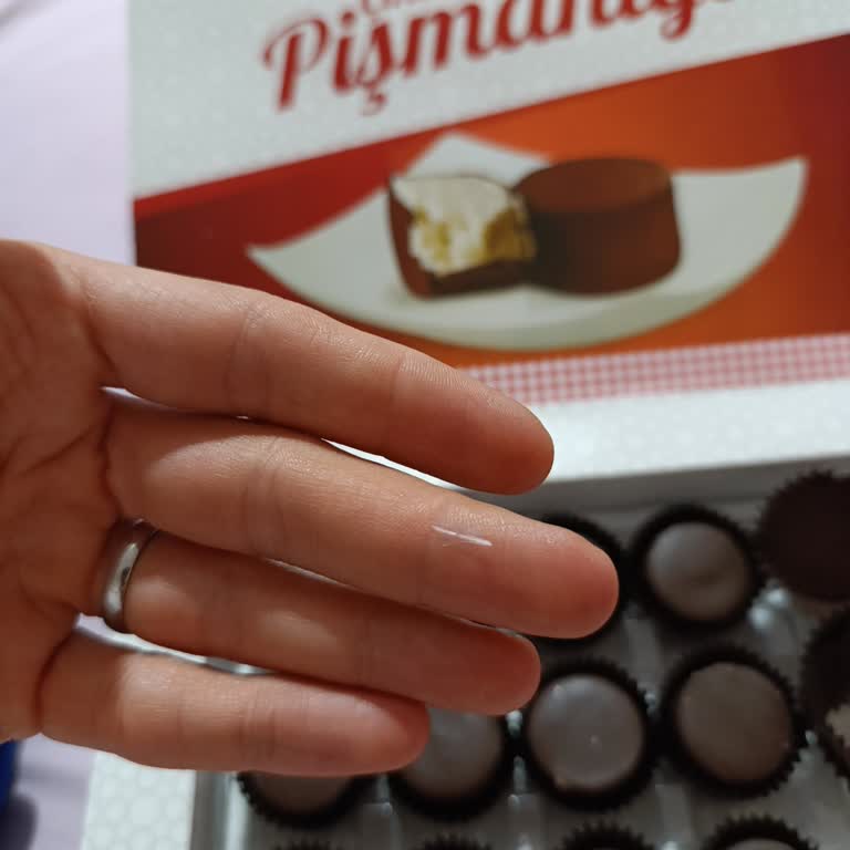 Şener Gıda Çikolata Kaplı Pişmaniye İçerisinden Çıkan Keskin Plastik