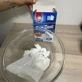 A101 Dorbi Marka Krem Şantinin İçinden Böcek Çıktı