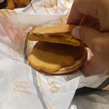McDonald's Da Kalitesiz Ve Eksik Burger Sunumu