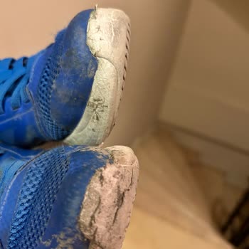 Skechers Bir Haftada Parçalanmış Ayakkabı Çöp Oldu