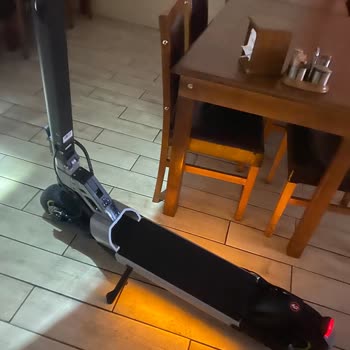 MIEKO Siyah Rengi Seçmeme Rağmen Farklı Renk Göndermeleri