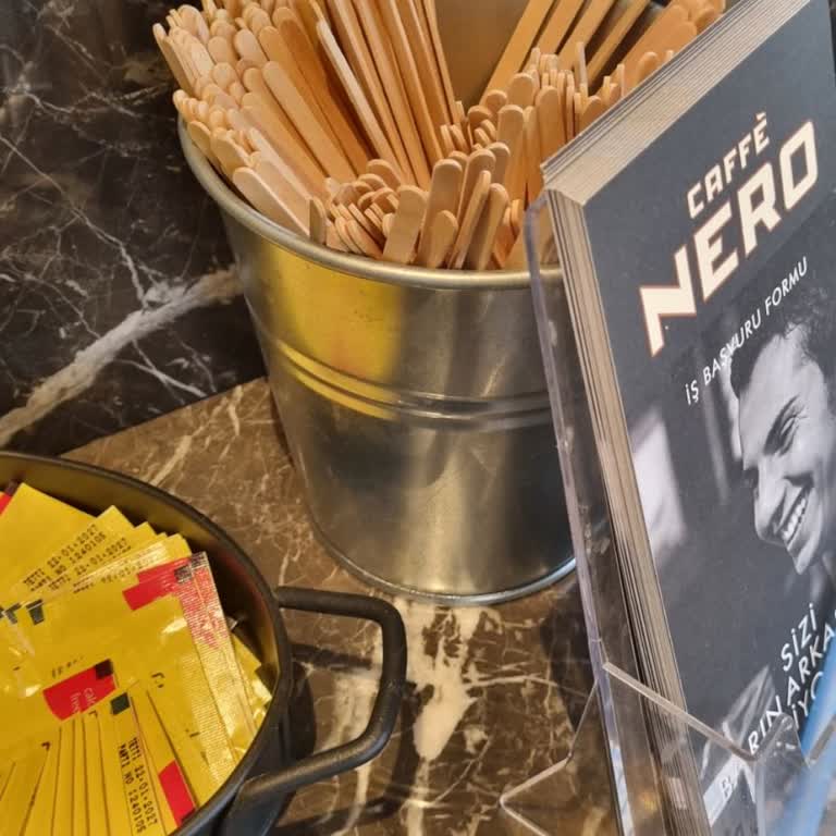 Caffé Nero Paketsiz Ve Açıkta Duran Ahsap Karıştırıcılar