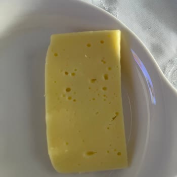 Muratbey Taze Kaşar Peyniri Tadı Ekşi Ve İçi Baloncuk Dolu