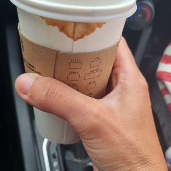 Starbucks Sıcaktan Eriyen Bardaklar!