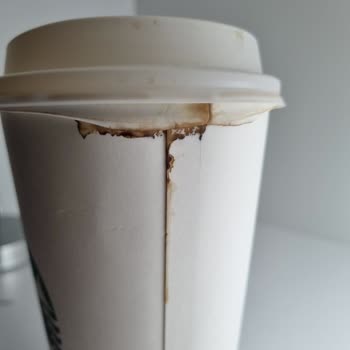 Starbucks Sıcaktan Eriyen Bardaklar!