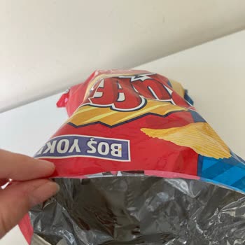 Ruffles Patates Cipsinin İçinden Çıkan Kelebek