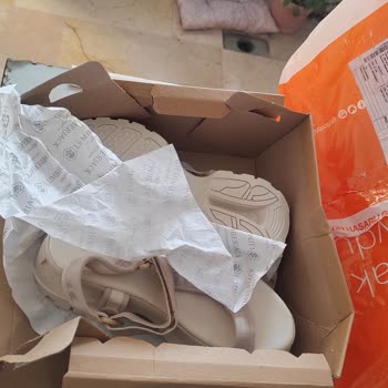 In Street Parçalanmış Kutu İle Lekeli Ayakkabılar Gönderdi.