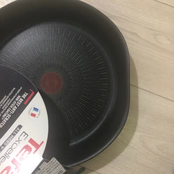 Halıya Düşen Tefal Tava Yamuldu
