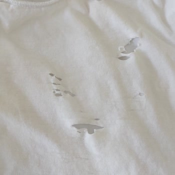 Lefties T-shirt Delik Deşik Oldu