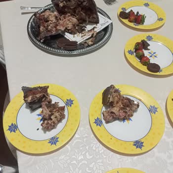 Acarlar Unlu Mamüller Mustafa T**** Pasta Çok Kötüydü