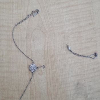 Lujo Aksesuardan Aldığım Şahmeran Kopuyor.