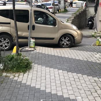 Şişli Belediyesi Engelli Yürüme Yoluna Sürekli Olarak Park Etmekte