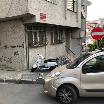 Şişli Belediyesi Engelli Yürüme Yoluna Sürekli Olarak Park Etmekte