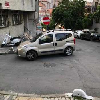 Şişli Belediyesi Engelli Yürüme Yoluna Sürekli Olarak Park Etmekte