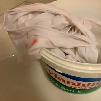 Domestos Tişörtlerimin Yakalarını Pembeye Dönüştürdü.