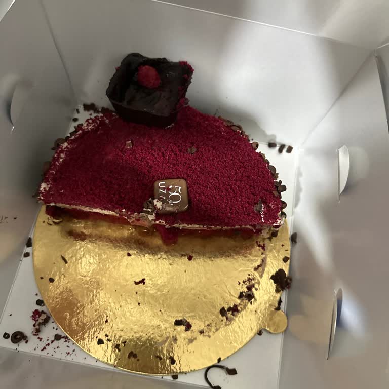 Uzay Pastanesi Pastadan Kıl Çıkması Şikayeti