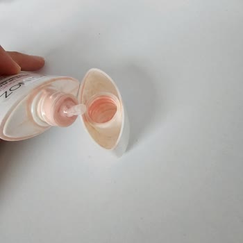 Sinoz Pink Touch Sunscreen Box Leaking