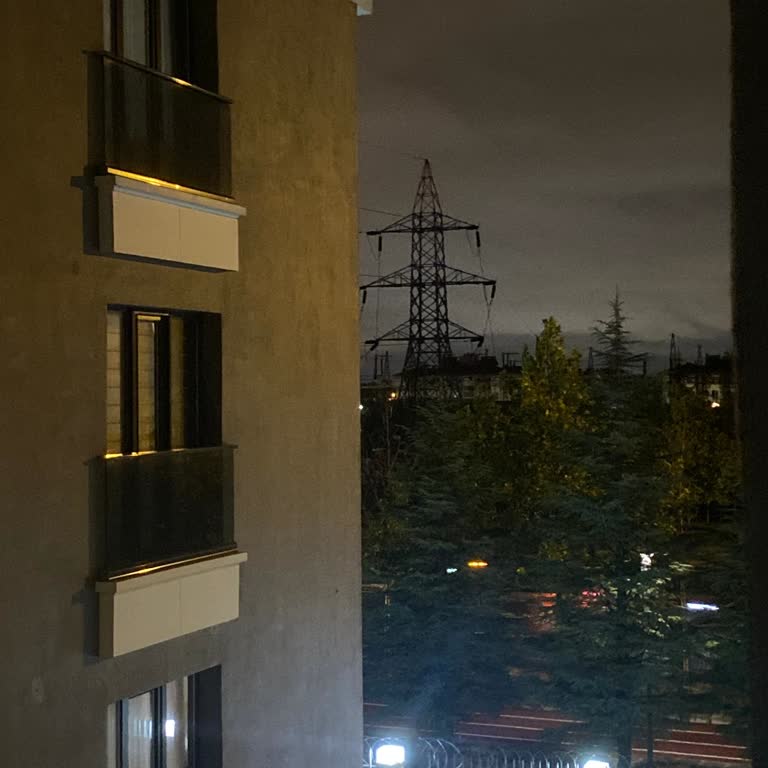 TEDAŞ Yerleşim Yerinin İçinden Yüksek Gerilim Hattı Geçiyor