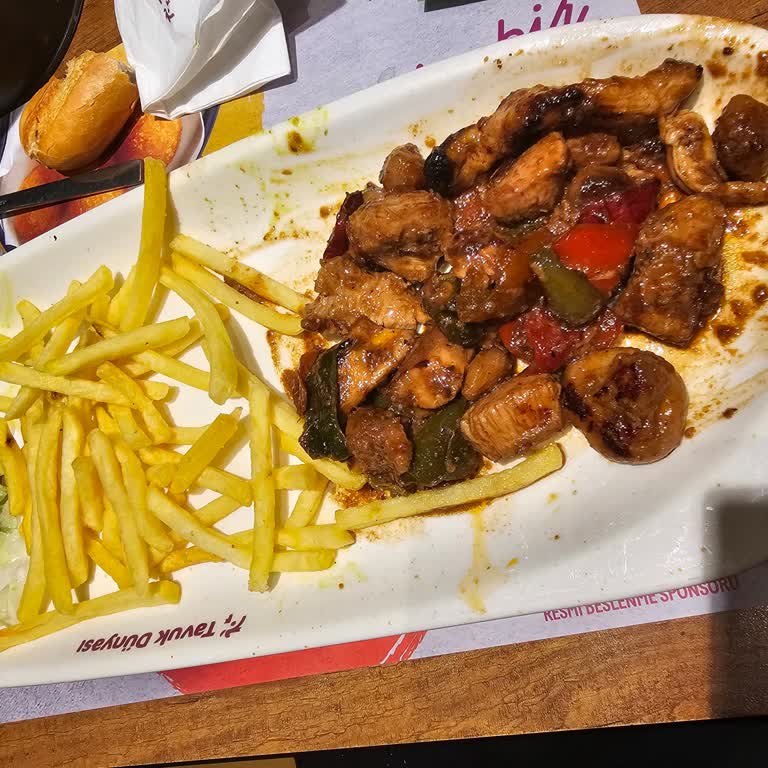 Tavuk Dünyası Tabak Kirliliği Ve İlgisiz Garson