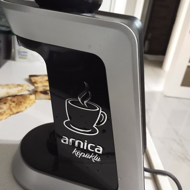 Arnica Köpüklü Kahve Makinesi Taşırıyor