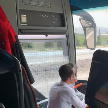 Kamil Koç Şoförü Araç Kullandığı Sırada Sigara İçti