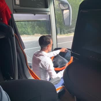 Kamil Koç Şoförü Araç Kullandığı Sırada Sigara İçti